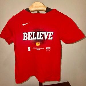 Nike Kids Red Atlanta Hawks ‘Believe’ Graphic Tee